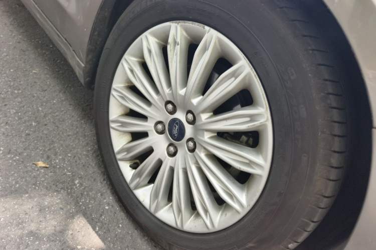 Used Ford Mondeo 2013 2.0L GTDi 200 Fashion Edition Right Front Wheel Hub