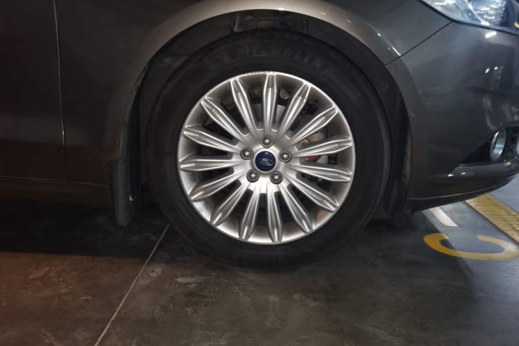 Used Ford Mondeo 2013 2.0L GTDi 200 Fashion Edition Right Front Wheel Hub