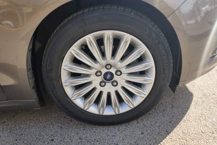 Used Ford Mondeo 2013 2.0L GTDi 200 Luxury Model Right Front Wheel Hub