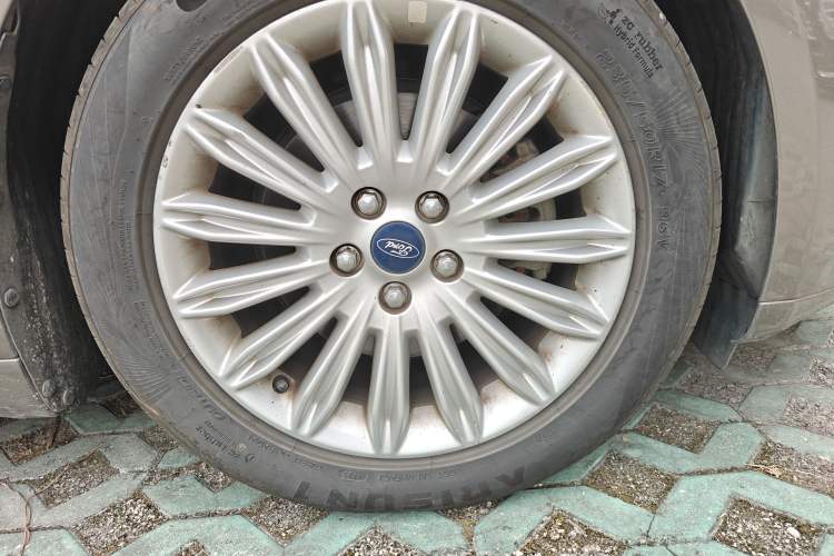 Used Ford Mondeo 2013 2.0L GTDi 200 Luxury Model Right Front Wheel Hub
