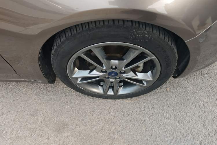 Used Ford Mondeo 2013 2.0L GTDi240 Luxury Sport Model Right Front Wheel Hub