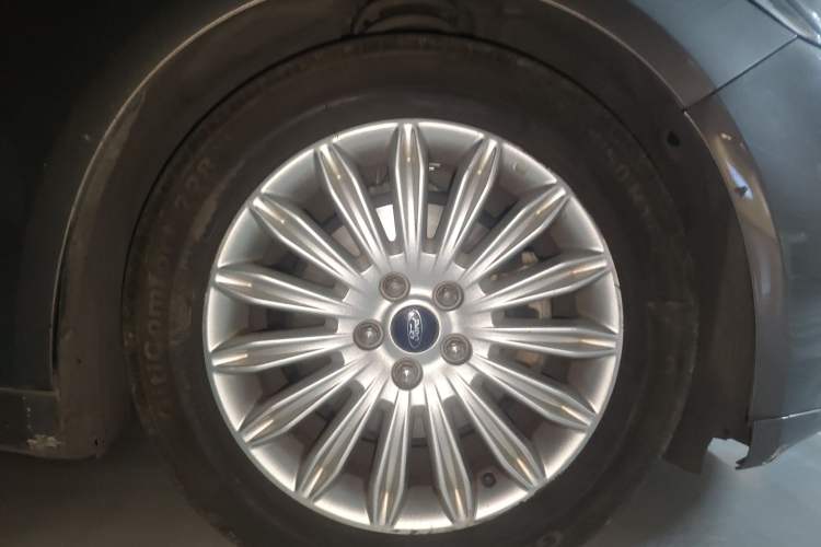 Used Ford Mondeo 2013 2.0L GTDi 200 Luxury Model Right Front Wheel Hub