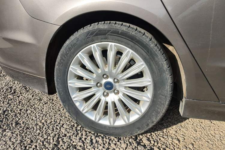 Used Ford Mondeo 2013 2.0L GTDi 200 Luxury Model Right Rear Wheel Hub