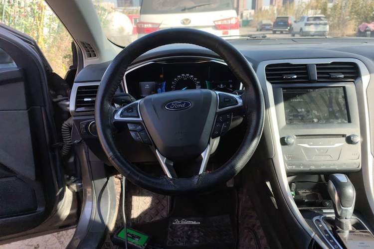 Used Ford Mondeo 2013 2.0L GTDi 200 Luxury Model Steering Wheel