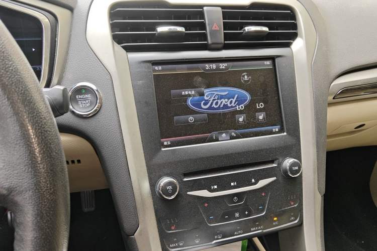 Used Ford Mondeo 2013 2.0L GTDi 200 Luxury Model Audio And AC Panel