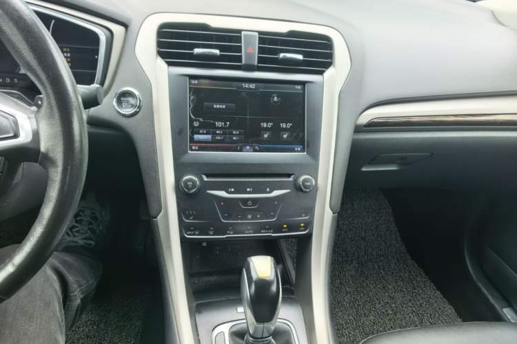 Used Ford Mondeo 2013 2.0L GTDi 200 Luxury Model Audio And AC Panel