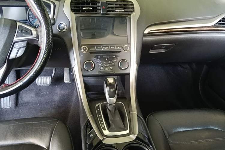 Used Ford Mondeo 2013 2.0L GTDi 200 Fashion Edition Audio And AC Panel