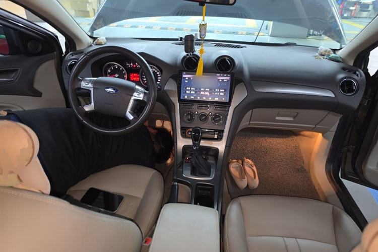 Used Ford Mondeo 2013 2.3L Fashion Edition Center Console