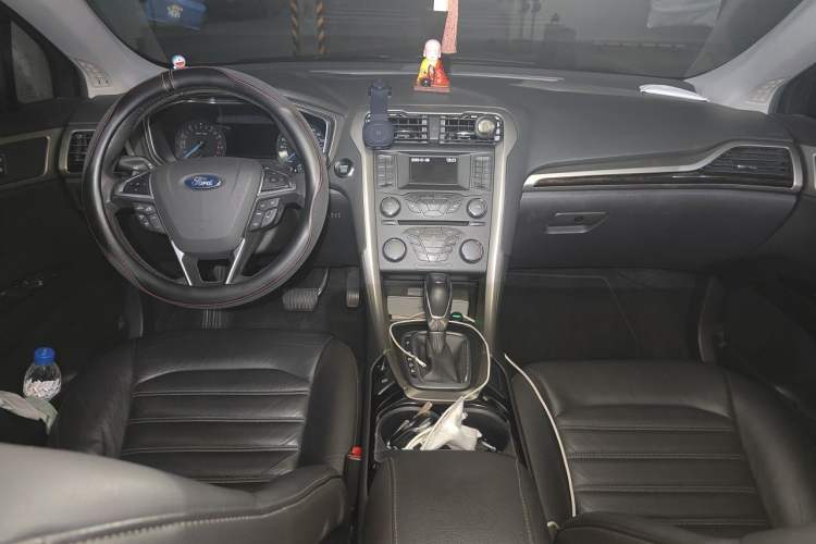 Used Ford Mondeo 2013 2.0L GTDi 200 Fashion Edition Center Console