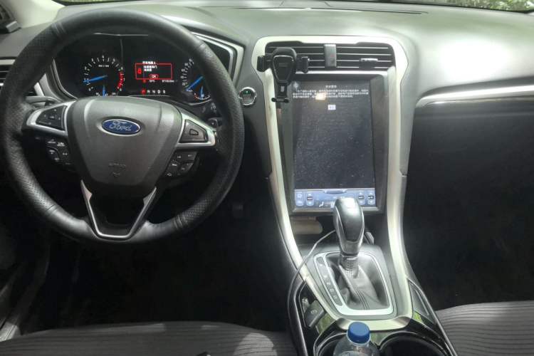 Used Ford Mondeo 2013 2.0L GTDi 200 Fashion Edition Center Console