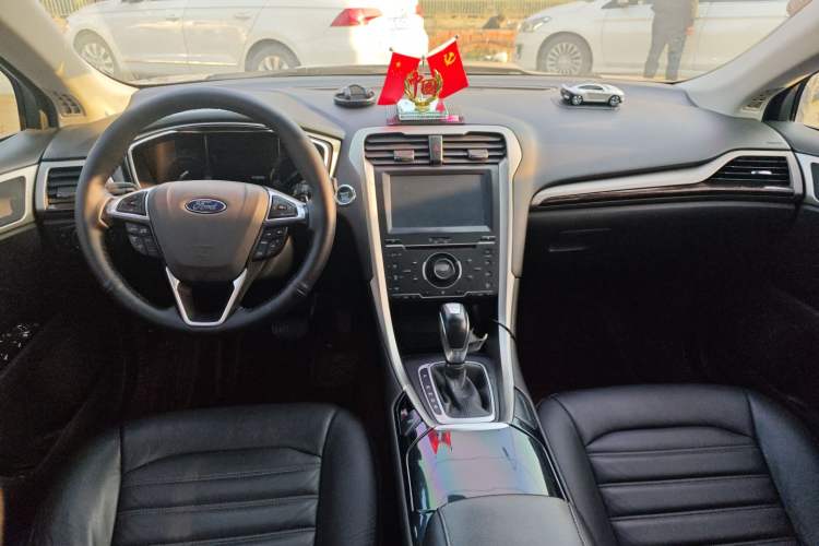 Used Ford Mondeo 2013 2.0L GTDi 200 Fashion Edition Center Console