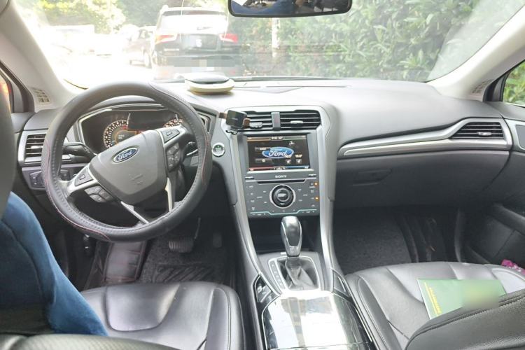 Used Ford Mondeo 2013 2.0L GTDi240 Luxury Sport Model Center Console