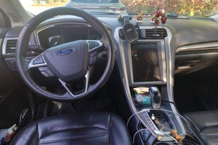 Used Ford Mondeo 2013 2.0L GTDi 200 Fashion Edition Center Console