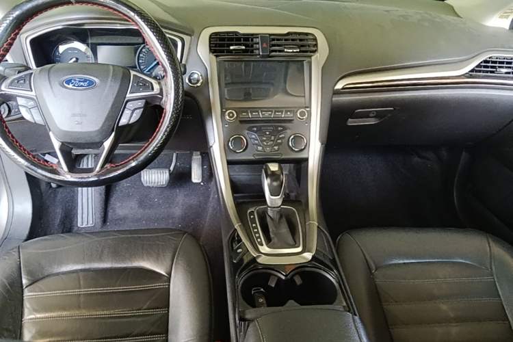 Used Ford Mondeo 2013 2.0L GTDi 200 Fashion Edition Center Console