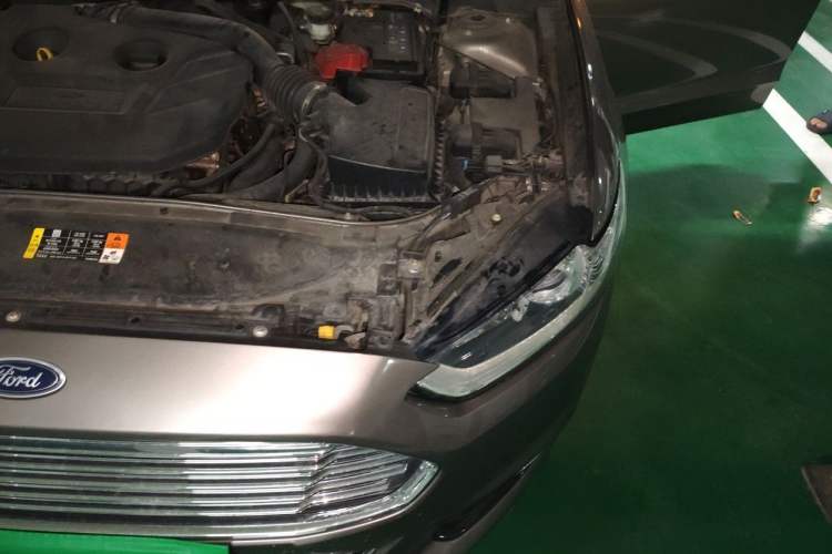 Used Ford Mondeo 2013 2.0L GTDi 200 Fashion Edition Engine Bay Left
