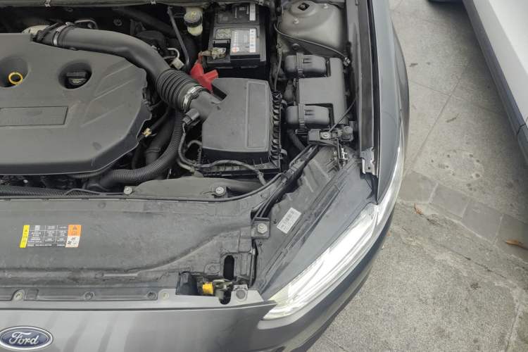 Used Ford Mondeo 2013 2.0L GTDi 200 Luxury Model Engine Bay Left
