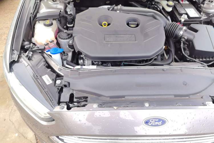 Used Ford Mondeo 2013 2.0L GTDi 200 Luxury Model Engine Bay Right