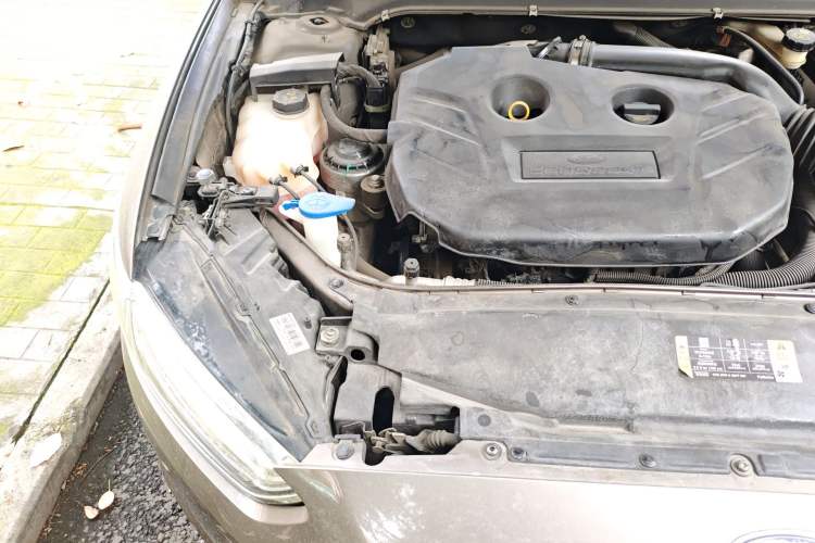 Used Ford Mondeo 2013 2.0L GTDi 200 Luxury Model Engine Bay Right