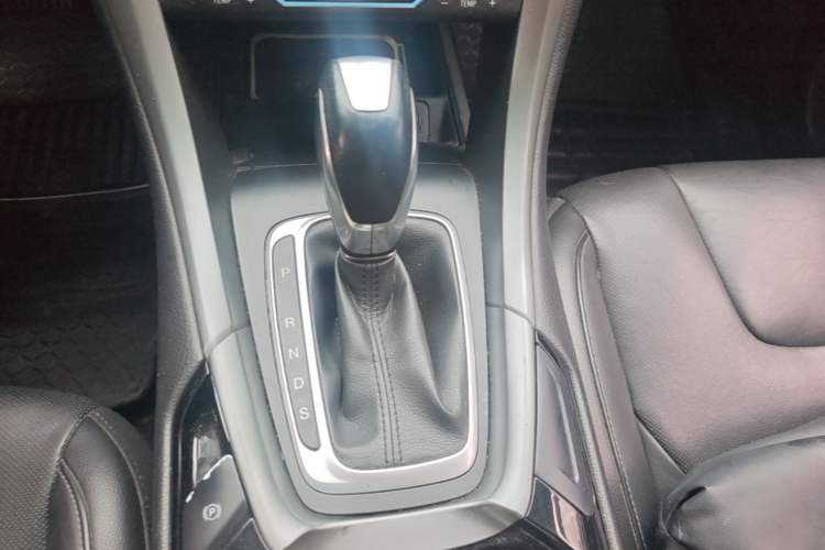 Used Ford Mondeo 2013 2.0L GTDi240 Luxury Sport Model Gear Lever