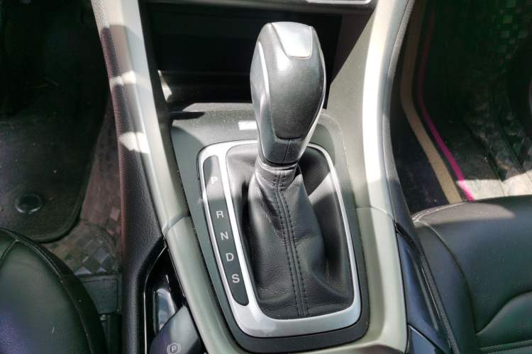 Used Ford Mondeo 2013 2.0L GTDi 200 Luxury Model Gear Lever