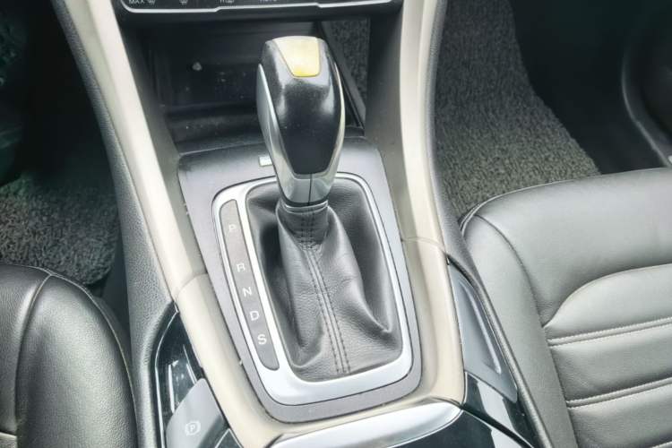 Used Ford Mondeo 2013 2.0L GTDi 200 Luxury Model Gear Lever