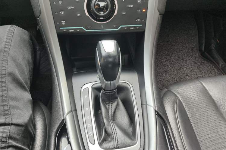 Used Ford Mondeo 2013 2.0L GTDi240 Luxury Sport Model Gear Lever