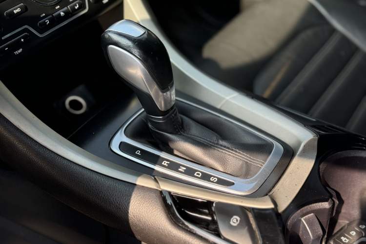 Used Ford Mondeo 2013 2.0L GTDi 200 Fashion Edition Interior 3
