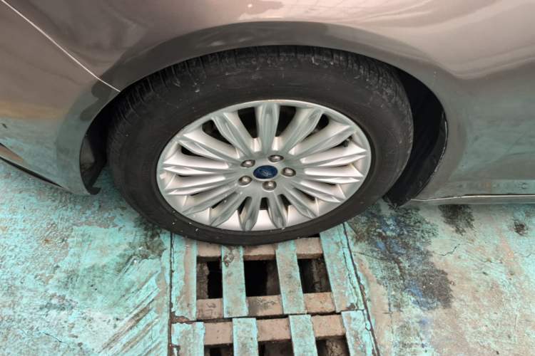 Used Ford Mondeo 2013 2.0L GTDi 200 Fashion Edition Left Front Wheel Hub