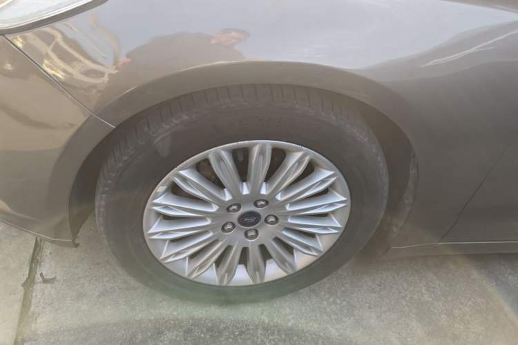 Used Ford Mondeo 2013 2.0L GTDi 200 Fashion Edition Left Front Wheel Hub
