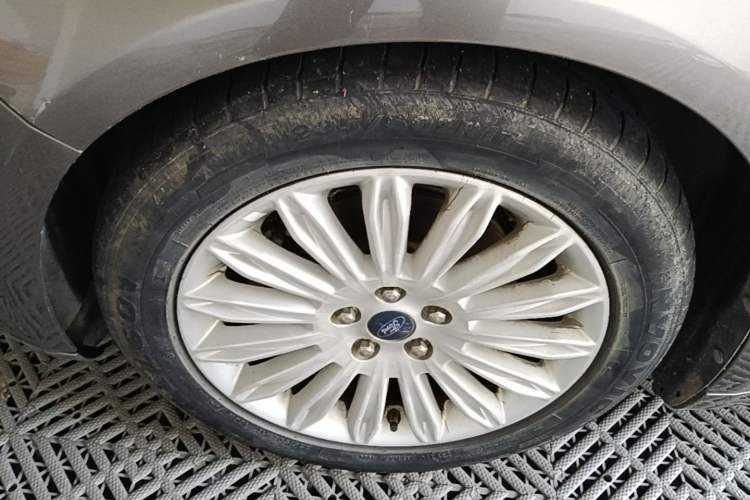 Used Ford Mondeo 2013 2.0L GTDi 200 Fashion Edition Left Front Wheel Hub