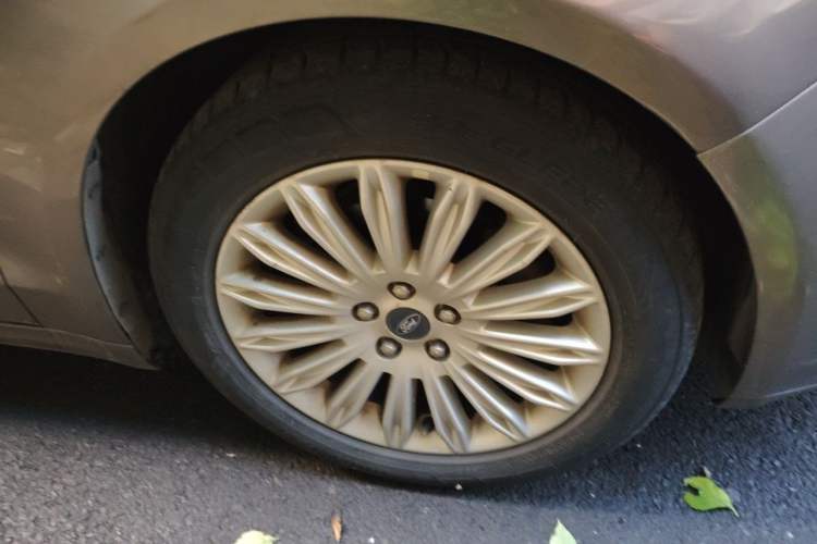 Used Ford Mondeo 2013 2.0L GTDi 200 Fashion Edition Right Front Wheel Hub