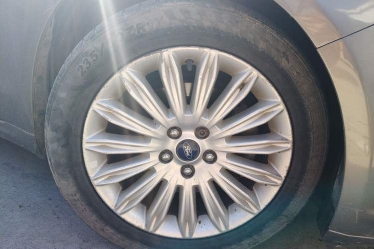 Used Ford Mondeo 2013 2.0L GTDi 200 Fashion Edition Right Front Wheel Hub
