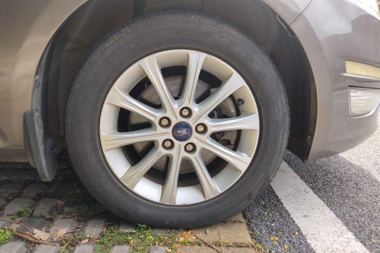Used Ford Mondeo 2013 2.3L Fashion Edition Right Front Wheel Hub