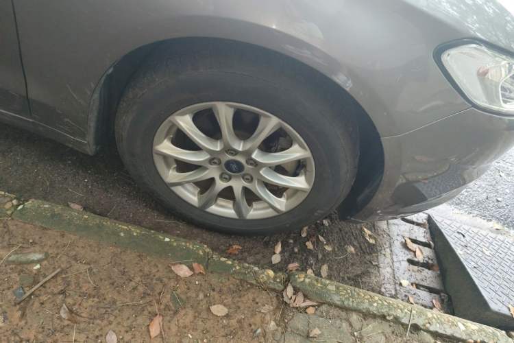 Used Ford Mondeo 2013 1.5L GTDi180 Comfort Model Right Front Wheel Hub