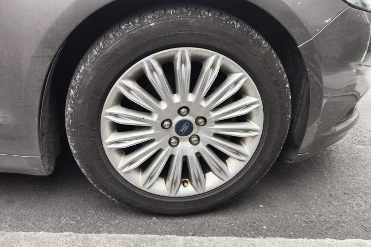 Used Ford Mondeo 2013 2.0L GTDi 200 Fashion Edition Right Front Wheel Hub