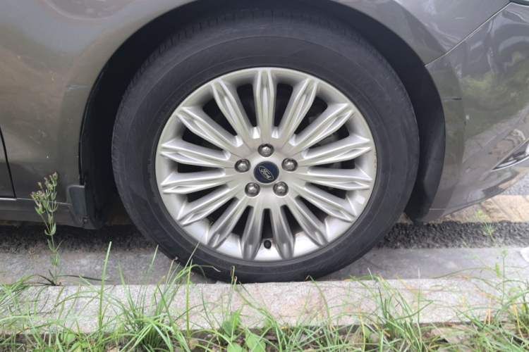Used Ford Mondeo 2013 2.0L GTDi 200 Fashion Edition Right Front Wheel Hub