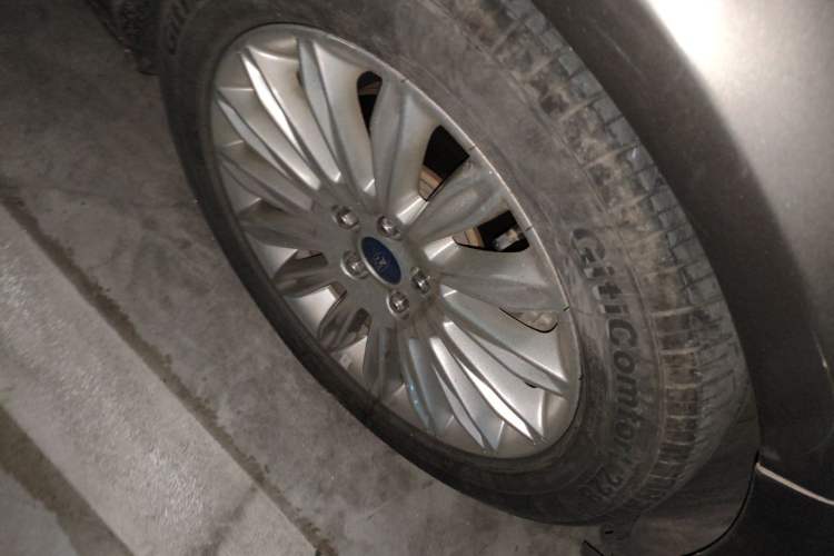 Used Ford Mondeo 2013 2.0L GTDi 200 Luxury Model Right Front Wheel Hub