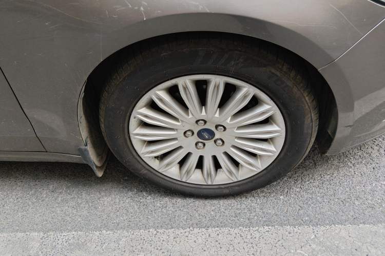 Used Ford Mondeo 2013 2.0L GTDi 200 Luxury Model Right Front Wheel Hub