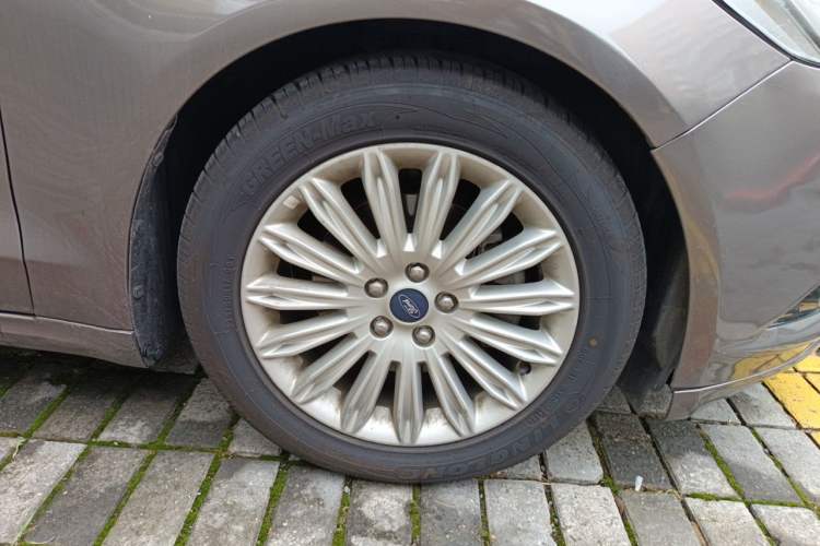Used Ford Mondeo 2013 2.0L GTDi 200 Fashion Edition Right Front Wheel Hub