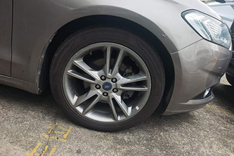 Used Ford Mondeo 2013 2.0L GTDi240 Luxury Sport Model Right Front Wheel Hub