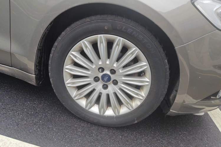 Used Ford Mondeo 2013 2.0L GTDi 200 Fashion Edition Right Front Wheel Hub