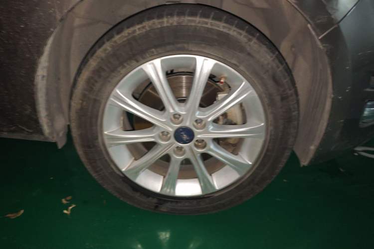 Used Ford Mondeo 2013 2.3L Fashion Edition Right Front Wheel Hub