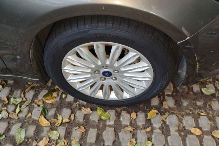 Used Ford Mondeo 2013 2.0L GTDi 200 Fashion Edition Right Front Wheel Hub