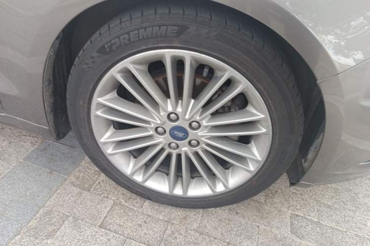 Used Ford Mondeo 2013 2.0L GTDi240 Ultimate Edition Right Front Wheel Hub