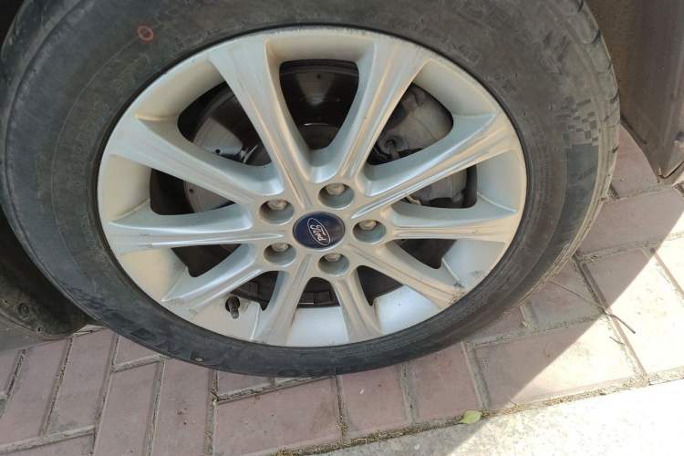 Used Ford Mondeo 2013 2.3L Fashion Edition Right Front Wheel Hub