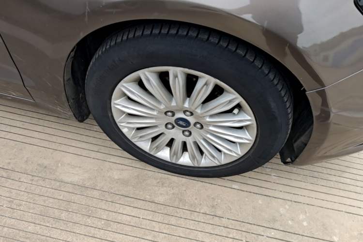 Used Ford Mondeo 2013 2.0L GTDi 200 Fashion Edition Right Front Wheel Hub