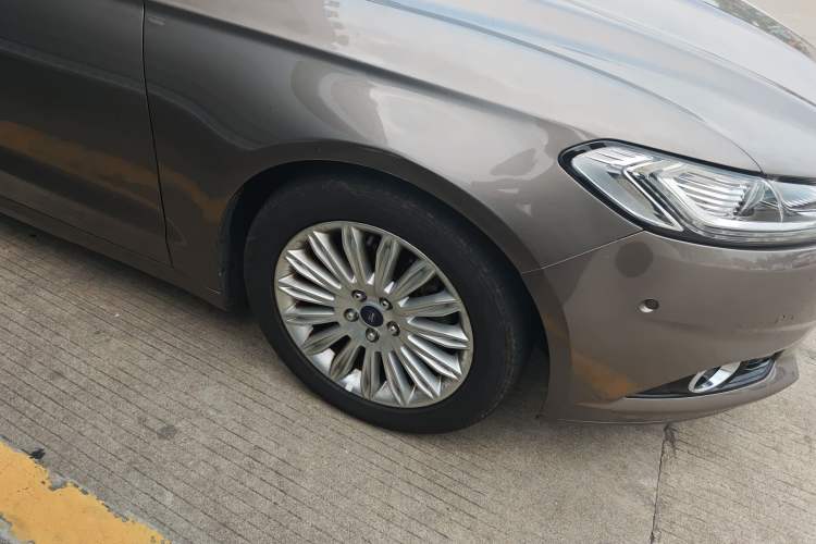 Used Ford Mondeo 2013 2.0L GTDi 200 Luxury Model Right Front Wheel Hub