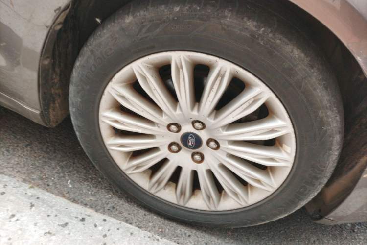 Used Ford Mondeo 2013 2.0L GTDi 200 Fashion Edition Right Front Wheel Hub