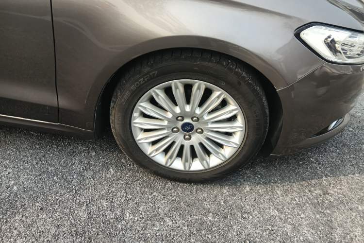 Used Ford Mondeo 2013 2.0L GTDi 200 Fashion Edition Right Front Wheel Hub