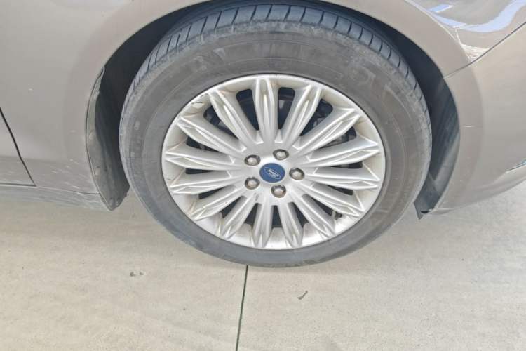 Used Ford Mondeo 2013 2.0L GTDi 200 Fashion Edition Right Front Wheel Hub